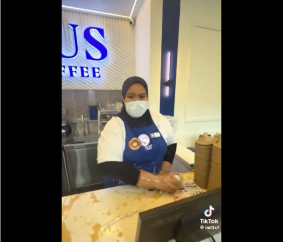 Mainland China tourist abuses ZUS coffee barista in viral video, or is it the other way around?