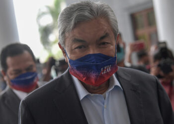 KUALA LUMPUR, 14 Okt -- Bekas Timbalan Perdana Menteri Datuk Seri Dr Ahmad Zahid Hamidi menghadiri prosiding hujahan di akhir kes pendakwaan bagi kesnya di Mahkamah Tinggi hari ini.?
Ahmad Zahid, 68, berdepan 47 pertuduhan dengan 12 daripadanya membabitkan pecah amanah, lapan rasuah dan 27 pengubahan wang haram, melibatkan puluhan juta ringgit dana milik Yayasan Akalbudi.
?--fotoBERNAMA (2021) HAK CIPTA TERPELIHARA