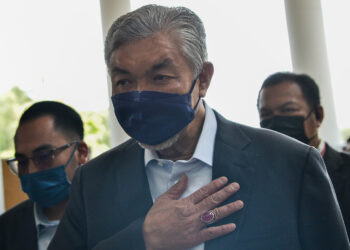 KUALA LUMPUR, 11 Okt -- Bekas Timbalan Perdana Menteri Datuk Seri Dr Ahmad Zahid Hamidi menghadiri prosiding hujahan akhir bagi perbicaraan kes beliau di Mahkamah Tinggi hari ini.?Ahmad Zahid, 68, berdepan 47 pertuduhan dengan 12 daripadanya membabitkan pecah amanah, lapan rasuah dan 27 pengubahan wang haram, melibatkan puluhan juta ringgit dana milik Yayasan Akalbudi.
--fotoBERNAMA (2021) HAK CIPTA TERPELIHARA