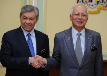 Malaysia's Prime Minister Najib Razak (R) shakes hands with his newly-appointed Deputy Prime Minister Ahmad Zahid Hamidi (L) after addressing a press conference at the Prime Minister's office in Putrajaya on July 28, 2015, following a cabinet reshuffle. Embattled Malaysian Prime Minister Najib Razak on July 28 replaced his deputy premier Muhyiddin Yassin, who has been critical of Najib's handling of the scandal involving state-owned development company 1Malaysia Development Berhad (1MDB), and sacked his attorney general amid a furore over a mushrooming scandal that is threatening his hold on office. AFP PHOTO / MOHD RASFAN (Photo by MOHD RASFAN / AFP)