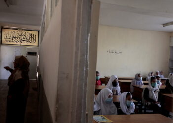 FILE PHOTO: Girls attend a class in Kabul, Afghanistan, October 25, 2021. REUTERS/Zohra Bensemra