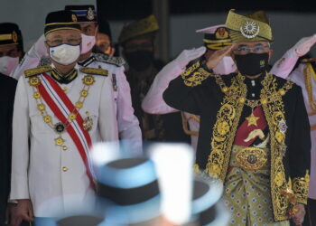 KUALA LUMPUR, 28 Feb -- Yang di-Pertuan Agong Al-Sultan Abdullah Ri'ayatuddin Al-Mustafa Billah Shah berkenan mencemar duli bagi menyempurnakan Istiadat Pembukaan Mesyuarat Pertama Penggal Kelima, Parlimen ke-14 di Bangunan Parlimen hari ini.

Turut hadir Perdana Menteri Datuk Seri Ismail Sabri Yaakob (kiri).

--fotoBERNAMA (2022) HAK CIPTA TERPELIHARA