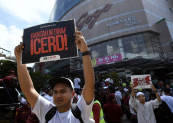 KUALA LUMPUR, 4 Nov -- Kelihatan dua orang peserta mengangkat sepanduk ketika menyertai Himpunan Bantah Konvensyen Antarabangsa Mengenai Penghapusan Segala Bentuk Diskriminasi Kaum (ICERD) anjuran Pemuda UMNO dan Dewan Pemuda PAS Pusat di Kompleks Sogo hari ini.
Tinjauan Bernama mendapati ribuan peserta perhimpunan yang mewakili badan bukan kerajaan hadir dengan berpakaian putih mula berkumpul pada pukul 12 tengah hari.
--fotoBERNAMA (2018) HAK CIPTA TERPELIHARA