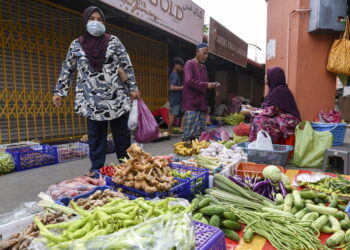 KOTA BHARU, 23 Mei -- Orang ramai dilihat membeli barangan keperluan harian ketika tinjauan di Pasar Siti Khadijah hari ini.

Pasar Siti Khadijah yang terletak di tengah bandar Kota Bharu menjadi tumpuan penduduk setempat dan dalam kalangan pelancong luar untuk mendapatkan pelbagai jenis barangan makanan.

Ketua Persatuan Antarabangsa Pengilang Dalam Operasi Eurasia pada Jumaat berkata semua institusi, termasuk Pertubuhan Bangsa-Bangsa Bersatu (PBB), Pertubuhan Makanan dan Pertanian PBB (FAO), Pertubuhan Perdagangan Dunia (WTO) dan Tabung Kewangan Antarabangsa (IMF) bersetuju dunia akan menghadapi krisis kelaparan yang tidak pernah berlaku sebelum ini.

"Setiap biji gandum berharga, kita mesti mengambil langkah mengurangkan kelaparan dengan mengelakkan pembaziran serta mencegah kerugian, kata Eren Gunhan Ulusoy.

--fotoBERNAMA (2022) HAK CIPTA TERPELIHARA