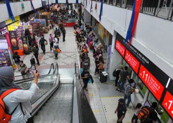 JOHOR BAHRU, 1 April -- Keadaan Larkin Sentral 'meriah' dengan kehadiran pengunjung termasuk yang baru tiba dari Singapura untuk membeli tiket ke destinasi masing-masing, ketika tinjuan hari ini.

Kerajaan Johor menjangkakan kira-kira 400,000 rakyat Malaysia dan pengembara luar akan merentas negara ini dan Singapura dalam sehari sebaik pembukaan semula sempadan darat Malaysia-Singapura bermula hari ini.

--fotoBERNAMA (2022) HAK CIPTA TERPELIHARA