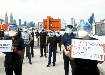File picture : Contract doctors from Hospital Kuala Lumpur hold a protest to demand job security and better carrier opportunities.
(July 26,2021) — AZHAR MAHFOF/The Star