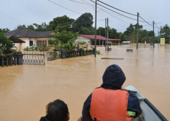 KUALA BERANG, 27 Feb -- Antara rumah yang ditenggelami banjir semasa tinjauan di Kampung Lebak, Kuala Berang di sini hari ini.

Menurut Sekretariat Jawatankuasa Pengurusan Bencana Negeri Terengganu, seramai 5,722 mangsa daripada 1,736 keluarga ditempatkan di 102 pemindahan sementara (PPS) melibatkan daerah Besut, Setiu, Kuala Nerus, Kuala Terengganu, Hulu Terengganu, Marang, Dungun, dan Kemaman.

--fotoBERNAMA (2022) HAK CIPTA TERPELIHARA