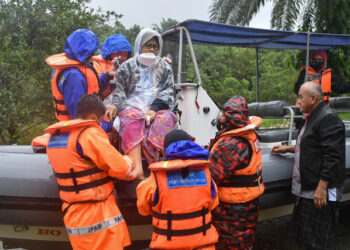 SETIU, 26 Feb -- Angkatan Pertahanan Awam Malaysia (APM) dan Jabatan Bomba dan Penyelamat Malaysia (JBPM) membantu mengeluarkan pesakit dialisis Noraini Hasan, 56, (tengah) dengan menggunakan sebuah bot selepas terkandas ekoran jalan rumahnya terputus akibat banjir di Kampung Seri Bayas di sini hari ini.
Wanita itu perlu menjalani rawatan dialisis pada hari ini namun tidak dapat ke pusat dialisis kerana jambatan yang menghubungkan kampungnya dengan jalan utama ditenggelami air apabila paras air sungai Setiu meningkat mendadak sejak Khamis lepas.
Noraini juga menghidapi komplikasi penyakit seperti darah tinggi dan kencing manis yang bergantung kepada rawatan dialisis sejak dua bulan lalu dan kesihatannya semakin merosot sehingga menyebabkannya tidak boleh jalan.
--fotoBERNAMA (2022) HAK CIPTA TERPELIHARA