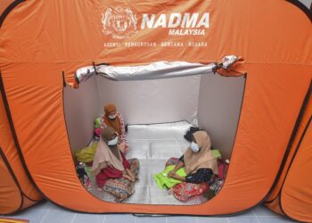 JELI, 31 Dis -- Sebahagian mangsa banjir yang terdiri daripada warga emas ditempatkan di Pusat Pemindahan Sementara (PPS) Dewan Kesedar Sungai Satan malam tadi.

Jumlah mangsa banjir di Kelantan mencatatkan peningkatan setakat 7 pagi ini, apabila seramai 1,399 orang daripada 412 keluarga berbanding 1,186 orang daripada 350 keluarga, semalam.

--fotoBERNAMA (2021) HAK CIPTA TERPELIHARA