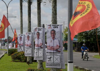 SIBU, 7 Dis  Perang bendera antara parti utama di Sarawak iaitu Gabungan Parti Sarawak (GPS) dan Parti Sarawak Bersatu (PSB) dilihat mula memenuhi kawasan sekitar bandar Sibu beberapa hari selepas hari penamaan calon menjelang Pilihan Raya Negeri (PRN) Sarawak ke-12 yang akan berlangsung pada 18 Disember ketika tinjauan hari ini.
GPS terdiri daripada empat parti komponen iaitu Parti Pesaka Bumiputera Bersatu (PBB), Parti Rakyat Bersatu Sarawak (SUPP), Parti Rakyat Sarawak (PRS) dan Parti Demokratik Progresif (PDP) manakala PSB selaku parti pembangkang tempatan.
--fotoBERNAMA (2021) HAK CIPTA TERPELIHARA