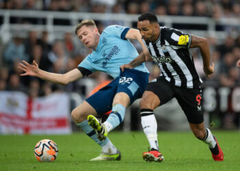 NEWCASTLE UPON TYNE, ENGLAND - SEPTEMBER 16: Callum Wilson of Newcastle United and Nathan Collins of Brentford in action during the Premier League match between Newcastle United and Brentford FC at St. James Park on September 16, 2023 in Newcastle upon Tyne, England. (Photo by Joe Prior/Visionhaus via Getty Images)