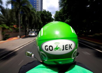 FILE PHOTO: A Go-Jek driver rides a motorcycle on a street in Jakarta, Indonesia, Dec, 15, 2017. REUTERS/Beawiharta/
