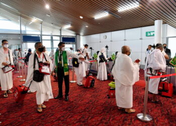 SEPANG, 22 Jun -- Perlaksanaan Program Pra Pelepasan Jemaah Haji atau Makkah Route kemudahaan yang disediakan Kedutaan Besar Arab Saudi di Lapangan Terbang Antarabangsa Kuala Lumpur (KLIA) melambangkan kepercayaan Kerajaan Arab Saudi terhadap pengurusan Lembaga Tabung Haji di samping disiplin tinggi oleh jemaah haji negara ini. 

Makkah Route ini ternyata berjaya memberi keselesaan kepada jemaah haji kerana mereka tidak perlu menunggu lama setiba di tanah suci kerana proses pemeriksaan Jabatan Imigresen dan Kastam telah dilakukan di KLIA.

--fotoBERNAMA (2022) HAK CIPTA TERPELIHARA