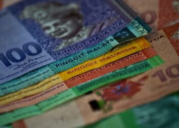 This photo illustration shows Malaysian ringgit banknotes in Kuala Lumpur on June 29, 2015. Asian equities and the euro tumbled June 29 on fears Greece will crash out of the eurozone after Athens called off debt reform talks and announced a referendum on creditors' proposals next weekend, days after a repayment deadline.  AFP PHOTO / MANAN VATSYAYANA