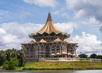 This nine-storey high building is the venue for future Sarawak's new state legislative assembly sittings.[3] The distinctive "payung" (umbrella) roof of the new DUN complex is an iconic landmark for Sarawak.