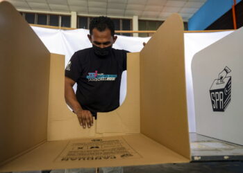KLUANG, 11 Mac -- Petugas Suruhanjaya Pilihan Raya (SPR) melakukan persiapan akhir untuk proses pengundian sempena Pilihan Raya Negeri (PRN) Johor pada tinjauan di Dewan Jubli Intan Sultan Ibrahim, Kluang hari ini.

Seramai 2.54 juta pengundi biasa yang berdaftar layak mengundi pada PRN Johor esok.

-- fotoBERNAMA (2022) HAK CIPTA TERPELIHARA