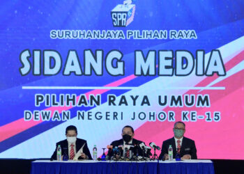 JOHOR BAHRU, 9 Feb -- Pengerusi Suruhanjaya Pilihan Raya (SPR) Datuk Abdul Ghani Salleh (tengah) ketika sidang media mengenai Pilihan Raya Negeri (PRN) Johor di Pusat Konvensyen Antarabangsa Persada Johor hari ini.

Turut hadir Setiausaha SPR Datuk Indera Ikmalrudin Ishak (kiri) dan Pengarah PRN Johor Nor Nekman Jaimon.

SPR menetapkan 12 Mac sebagai tarikh pengundian. Tarikh penamaan calon bagi pilihan raya itu ditetapkan pada 26 Feb manakala pengundian awal pada 8 Mac.

--fotoBERNAMA (2022) HAK CIPTA TERPELIHARA