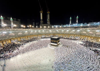 Muslim pilgrims circle the Kaaba and pray at the Grand Mosque as Saudi Arabia welcomes back pilgrims for the 2022 haj season, after the kingdom barred foreign travellers over the last two years because of the coronavirus disease (COVID-19) pandemic, in the holy city of Mecca, Saudi Arabia July 1, 2022.  REUTERS/Mohammed Salem