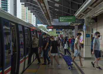 KUALA LUMPUR, 11 Feb -- Orang ramai kekal melakukan aktiviti harian mereka ketika tinjauan FotoBERNAMA di sekitar ibu kota berikutan kenaikan kes positif COVID-19 hari ini.
Hari ini negara merekodkan sebanyak 20,939 kes penularan wabak COVID-19 yang menjadikan jumlah kes kumulatif sebanyak 2,996,361 kes.
Jumlah kes hari ini telah dijangkakan oleh Kementerian Kesihatan Malaysia (KKM) merujuk kepada gelombang varian Omicron yang menular di seluruh dunia.

--fotoBERNAMA (2022) HAK CIPTA TERPELIHARA