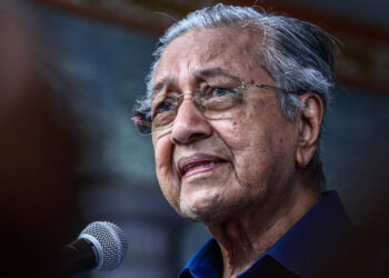 PEJUANG chairman Tun Dr. Mahathir Mohamad speaks during his visit to Felda Ayer Hitam to help campaigning for Pejuang's candidates ahead of the state election March 03, 2022. - Picture by Hari Anggara