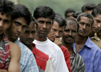 TO GO WITH Finance-economy-SAsia-remittances,FOCUS by Shafiq Alam
(FILES) This file photo taken on December 25, 2007 shows Bangladeshi migrant workers waiting in line for food donated by a goodwill charity group for Christmas outside the Bangladeshi High Commission in Kuala Lumpur. The global economic crisis is putting a dent in funds sent to poor South Asian countries by nationals working abroad amid fears their armies of cheap workers will become redundant, say recruitment agents.  Millions of families in Bangladesh, Nepal and Sri Lanka rely on remittances from relatives working in construction or as domestic servants in booming southeast Asian and Gulf nations.     AFP PHOTO / FILES / TENGKU BAHAR