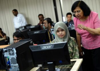 TO GO WITH LIFESTYLE-ASIA-EDUCATION-MALAYSIA-INTERNET BY JULIA ZAPPEI
In a picture taken on August 27, 2012, students prepare for an exam in front of their computers at Kuala Lumpur-based Asia e University (AeU). Online university education is expanding quickly in Asia, where growth in technology and Internet use is matched by a deep reverence for education. AFP PHOTO / SAEED KHAN