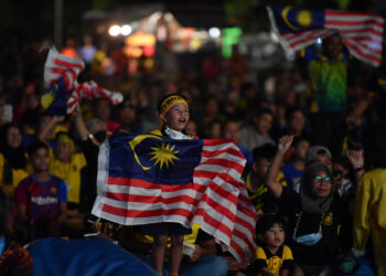 PUTRAJAYA, 14 Jun -- Orang ramai menyaksikan perlawanan bola sepak di antara Malaysia menentang Bangladesh sempena Kelayakan Piala Asia 2023 melalui skrin gergasi yang dipasang di Dataran Putrajaya hari ini.?
--fotoBERNAMA (2022) HAK CIPTA TERPELIHARA