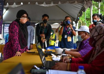 ALOR GAJAH, 20 Nov -- Calon Perikatan Nasional (PN) bagi Dewan Undangan Negeri (DUN) N.02 Tanjung Bidara Datuk Mas Ermieyati Samsudin (kiri) hadir mengundi bagi Pilihan Raya Negeri Melaka di Sekolah Kebangsaan Ramuan China Besar dekat Masjid Tanah, hari ini.

Proses pengundian Pilihan Raya Negeri (PRN) Melaka bermula 8 pagi ini dengan 217 pusat pengundian dibuka membabitkan sebanyak 1,109 saluran bagi membolehkan rakyat Melaka memilih kerajaan baharu.

Pengundian membabitkan 476,037 pengundi biasa daripada keseluruhan 495,195 pengundi, akan dikendalikan seramai 12,290 petugas pilihan raya di semua 28 kerusi DUN sehingga waktu mengundi tamat pada 5.30 petang.

-- fotoBERNAMA (2021) HAK CIPTA TERPELIHARA