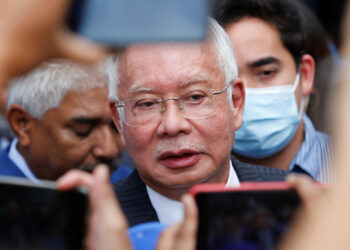 Former Malaysian Prime Minister Najib Razak speaks to journalists outside the Federal Court during a court break, in Putrajaya, Malaysia August 23, 2022. REUTERS/Lai Seng Sin