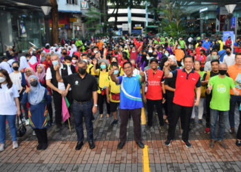 KUALA LUMPUR, 23 Julai -- Timbalan Pengarah Kanan Jabatan Perancangan Bandaraya Dewan Bandaraya Kuala Lumpur (DBKL) Rosli Nordin bergambar bersama sukarelawan ketika Majlis Perasmian Jom Bersih Bukit Bintang 18 di Dataran Plaza Low Yat Bukit Bintang hari ini.

--fotoBERNAMA (2022) HAK CIPTA TERPELIHARA