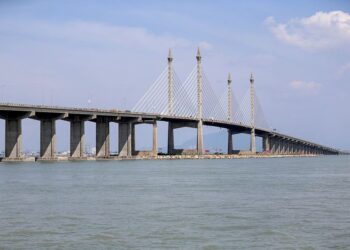 PENANG 13/01/2019: A general view of the Penang Bridge that can be seen from a boat that crossed under the bridge. PICTURE BY SAYUTI ZAINUDIN