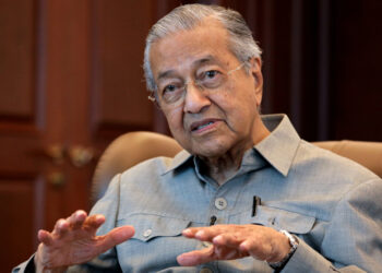 FILE PHOTO: Malaysia's former Prime Minister Mahathir Mohamad speaks during an interview with Reuters in Kuala Lumpur, Malaysia, March 13, 2020. REUTERS/Lim Huey Teng/File Photo