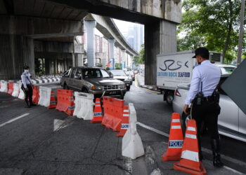 KUALA LUMPUR, 22 Jan -- Keadaan sekitar Jalan Maarof sesak susulan laluan tersebut dilencongkan berikutan perhimpunan di LRT Bangsar hari ini.

Sebelum ini media melaporkan bahawa satu perhimpunan akan diadakan oleh pihak tertentu pagi ini bagi menggesa Ketua Pesuruhjaya Suruhanjaya Pencegahan Rasuah Malaysia Tan Sri Azam Baki meletakkan jawatan.

--fotoBERNAMA (2021) HAK CIPTA TERPELIHARA