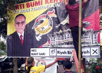 LAWAS, 6 Dis -- Petugas parti politik mula memasang poster dan sepanduk sebagai bahan kempen bagi merebut kerusi Dewan Undangan Negeri (DUN) Bukit Sari pada Pilihan Raya Negeri Sarawak ke-12 hari ini. 
Suruhanjaya Pilihan Raya menetapkan hari ini sebagai hari penamaan calon PRN Sarawak ke-12 sementara undi awal dijadualkan berlangsung 14 Dis dan hari mengundi pula pada 18 Dis.
-- fotoBERNAMA (2021) HAK CIPTA TERPELIHARA