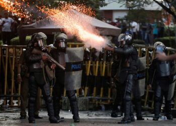 Police use tear gas and water cannons to disperse demonstrators near President's residence during a protest demanding the resignation of President Gotabaya Rajapaksa, amid the country's economic crisis, in Colombo, Sri Lanka, July 8, 2022. REUTERS/Dinuka Liyanawatte