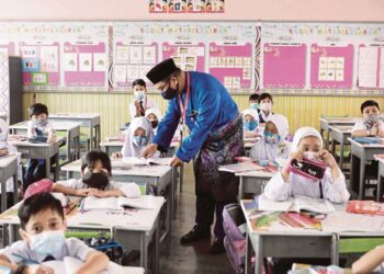 KUALA LUMPUR 23 APRIL 2021. Guru Matematik, Nor Azli Abu Bakar 40, mengajar anak muridnya ketika temuramah di Sekolah Kebangsaan Seri Permaisuri, Cheras. NSTP/AIZUDDIN SAAD