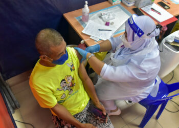 LABUAN, Dec 8 -- A healthcare personnel administering the COVID-19 vaccine to a recipient at the vaccine centre (PPV) in the Membedai Health Clinic today.

Labuan booster vaccination runs progressively.

--fotoBERNAMA (2021) COPYRIGHT RESERVED