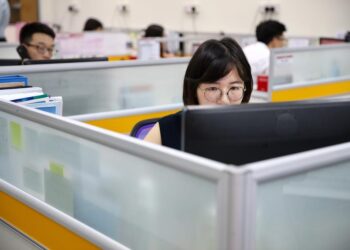 Archive / Generic - Staff are seen working in a office workplace, taken on February 26, 2018. Photo: Koh Mui Fong/TODAY